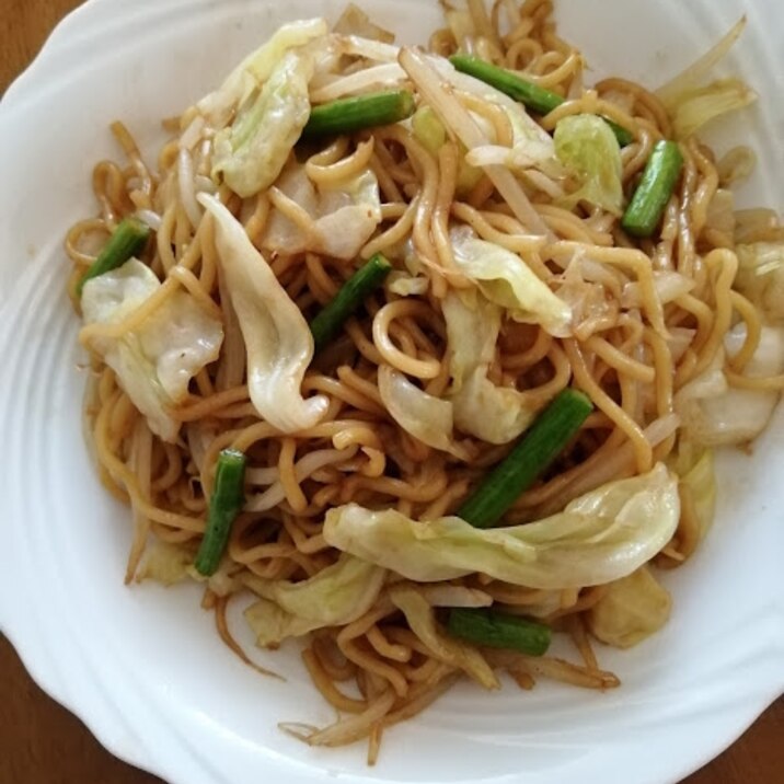 にんにく風味で食欲をそそる！野菜タップリ焼きそば♪